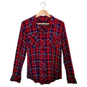 Guess Long Sleeve Button Down Shirt in Plaid Print. Size: Small